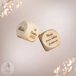 Cube / Dé en bois gravé,...